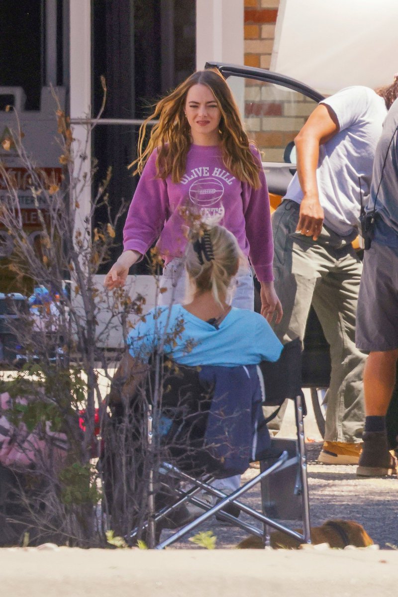 EmmaStoneWorld's tweet photo. 🆕️ || new photos of Emma Stone on the set of "The Curse" in Santa Fe, New Mexico (07/13/22) https://t.co/kGm1yE3II8