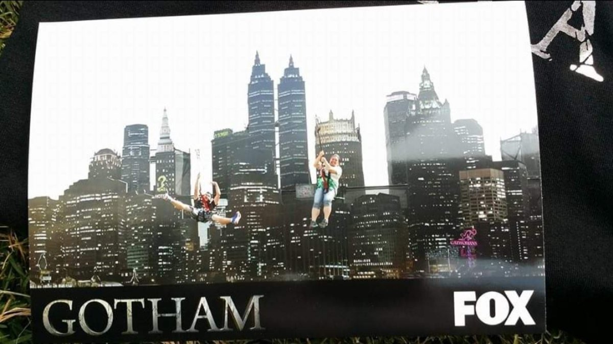 DynamiteTruong's tweet photo. @CorgiKohmander @Only4SDCC One of the best times was when Gotham had a zip line out in the back. My wife and I had a lot of fun #GoodTimesSDCC https://t.co/p71A8LnwA6