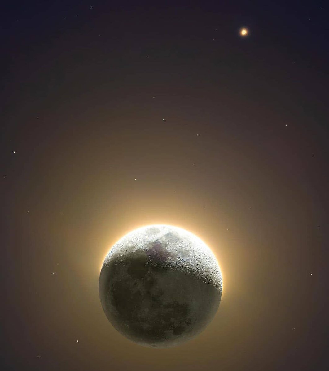 uhd2020's tweet photo. The crescent moon and Mars! https://t.co/37jF4QifjS