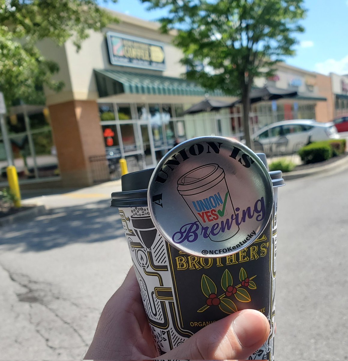 strike_park's tweet photo. Evening brew. Cheers to labor! Cheers to respectable pay, benefits and most importantly...RIGHTS AND PRIVILEGES! #UnionBrewing #HeineBroUnion #UnionYes #Organize #CoffeePorn #FistsHigh #CantStopWontStop #LouisvilleLabor #WorkingClass #BaristaPower #UnionFamily #UnityIsKey #United https://t.co/plQ1W6vW65