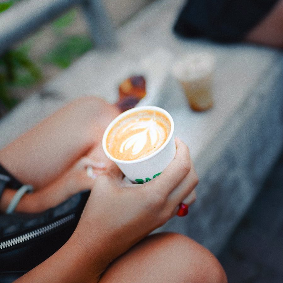 Pauuloreti's tweet photo. ☕ #Zarpado (📌Belgrano)

En el pasaje Echeverría, llama la atención por su color, pero más por su atención y café. Tienen leche vegetal de elaboración propia y los findes varían la pastelería.

💵Comida arranca en $180 y café en $250

👉Recomendado: croissant con J&amp;Q y mocaccino https://t.co/wixTjvjBAi