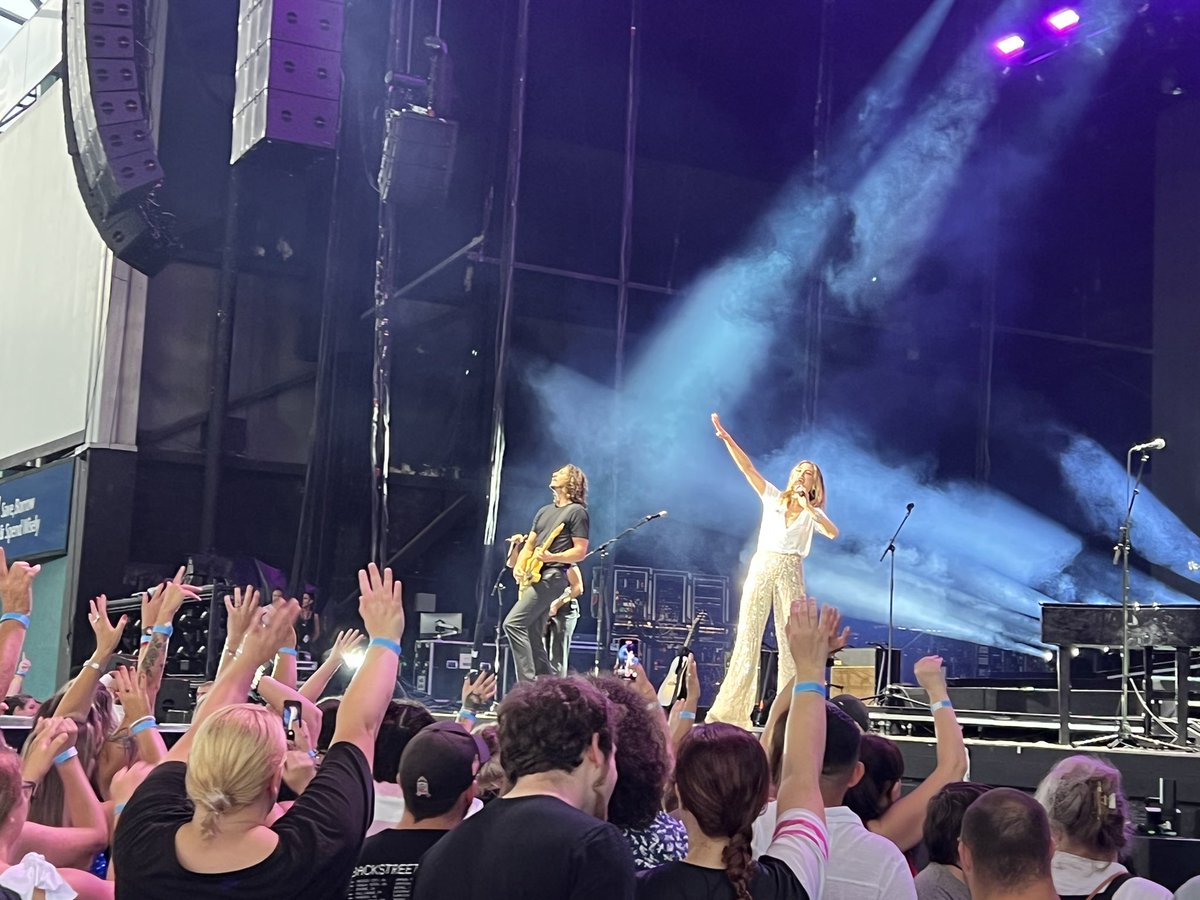vabeachamp's tweet photo. @deltagoodrem kicking off the night for @backstreetboys 🎸

#bsb #bsbtour #backstreetboy #backstreetboy #delta #deltagoodrem https://t.co/udPu7uGMNH