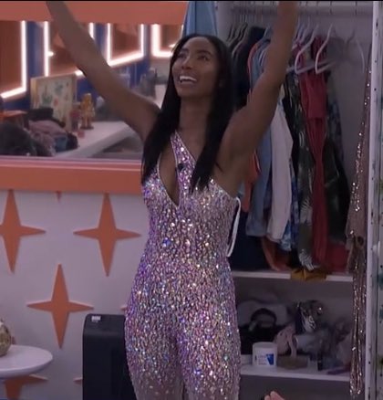 Brian_Scally's tweet photo. Oh so we’re just gonna cut out the part where everyone encouraged Taylor do dress up and do a fashion show? Or when she offered to every woman that they can borrow her clothes? 🙄🙄 #BB24 https://t.co/SID8s13W4I