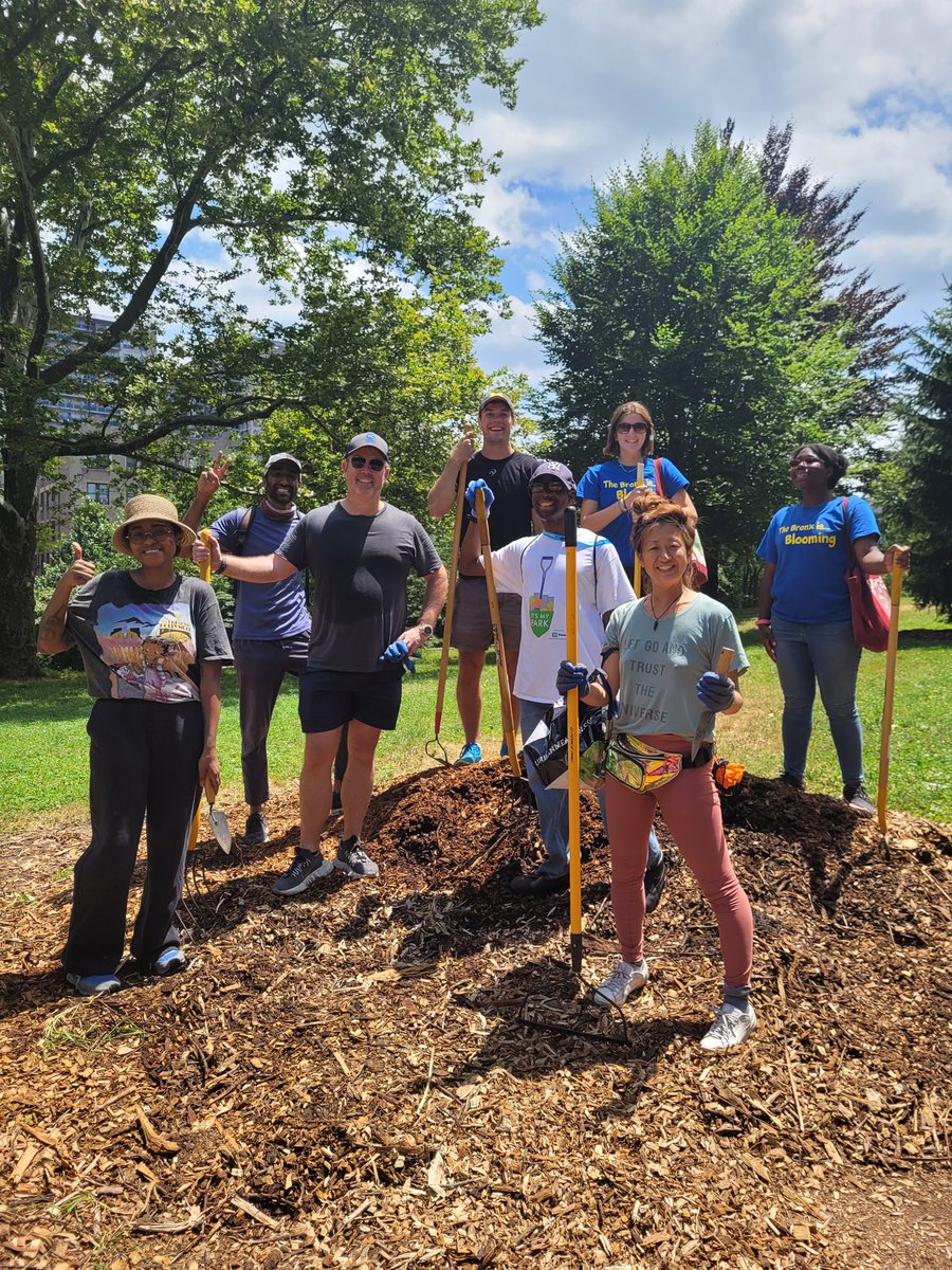 Friendsof4Parks's tweet photo. Thank you to @BronxisBlooming and all our volunteers that came out to #FranzSigelPark to learn about waste in our parks and tree stewardship. 🌳♻️ https://t.co/OKD1R0pJiW