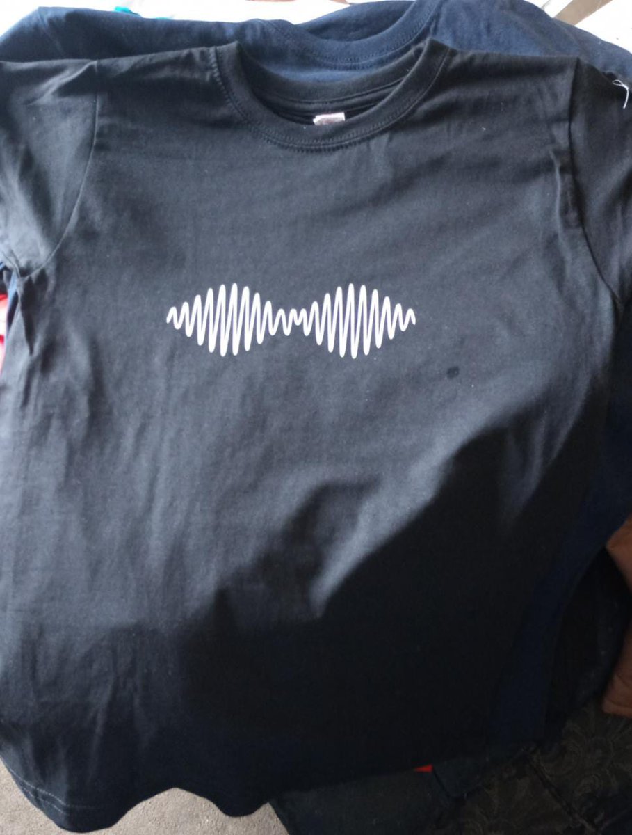 KarolinayAlf's tweet image. Muchachos! 
Hice esta prenda, pero me quedó mal está un poco corrido el logo además de chiquito, pero si alguien quiere darle un buen hogar les espero en el DM