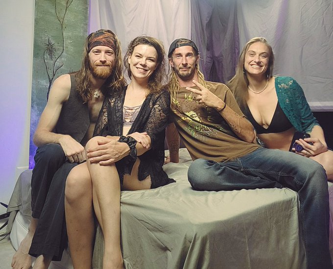 We are 🔴LIVE🔴 NOW!! Come hang out for some sexy hangs and a super sexy up close and personal soft ticket