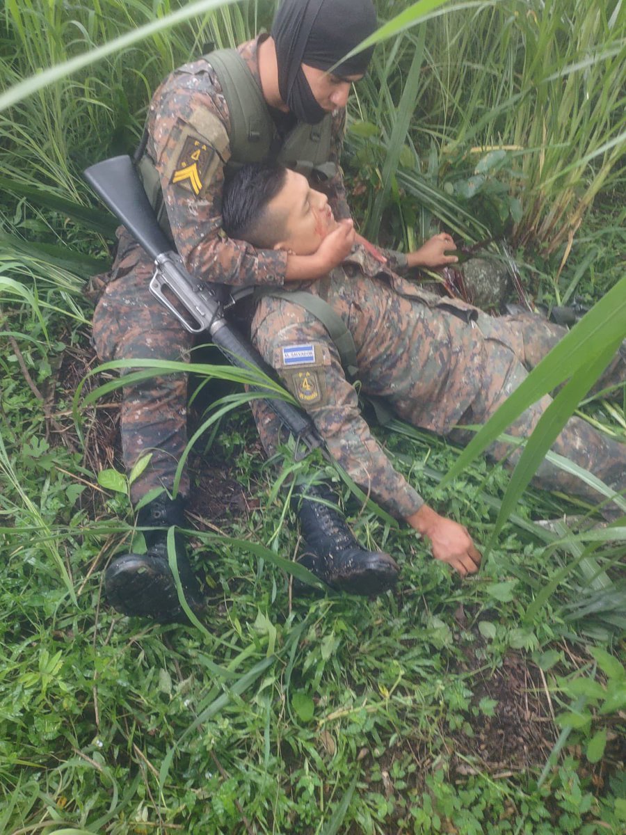 Esta es la imagen, poco antes de morir, de un soldado que cayó.

Fue asesinado por darnos a 🇸🇻 esa paz que nunca hubo y que los cretinos que negociaron con los pandilleros ayer pedían dinero para darselo a terroristas. 

Sí, los del <a href="/FMLNoficial/">FMLN Oficial</a> que siguen negociando con vidas😒