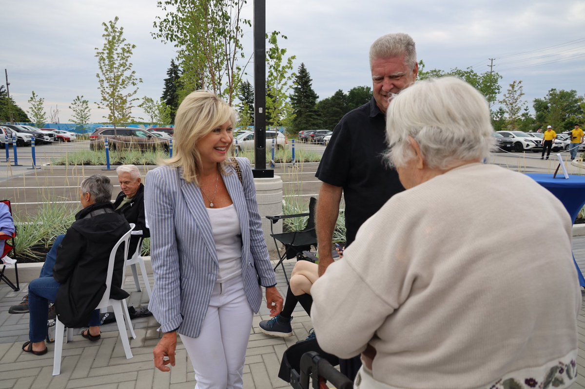 BonnieCrombie's tweet photo. Spectacular evening enjoying local talent and the beautiful sites at the first of many @itsmylakeview’s Sunsets &amp; Sounds Summer Concert Series! If you’re looking for a fun way to spend the evening, check out their series every Wednesday until August 17🔗https://t.co/b2CfQfnuqo https://t.co/lhSOiErpoB