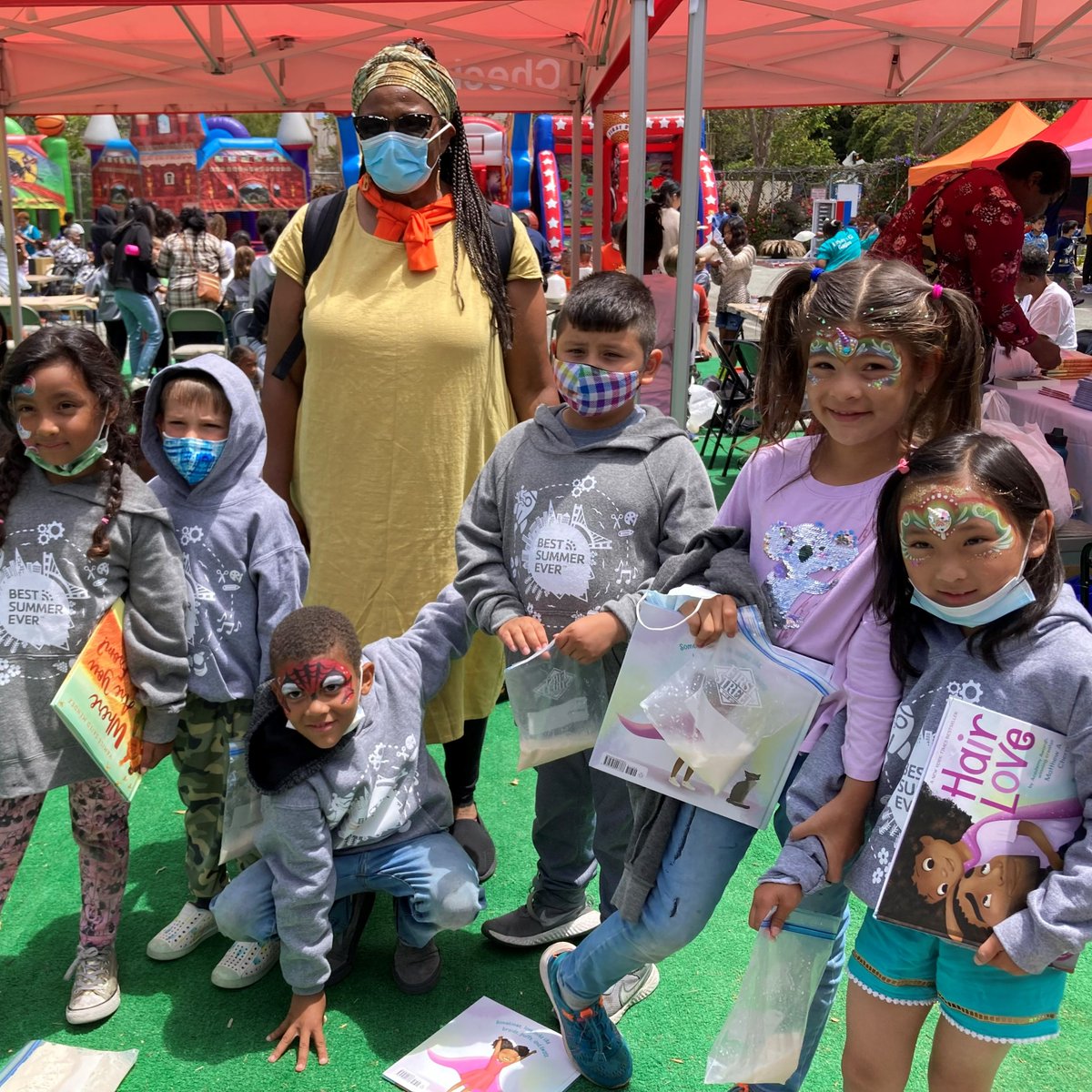 SF_DCYF's tweet image. It is #NationalSummerLearningWeek, and staff and students from Mo&apos;MAGIC, the Village Project, the @BuchananYMCA, @BGCSF, @sfdefender, and the @SFHumanRights came together to celebrate the importance of keeping kids learning, safe, healthy, and having fun during the summer.
