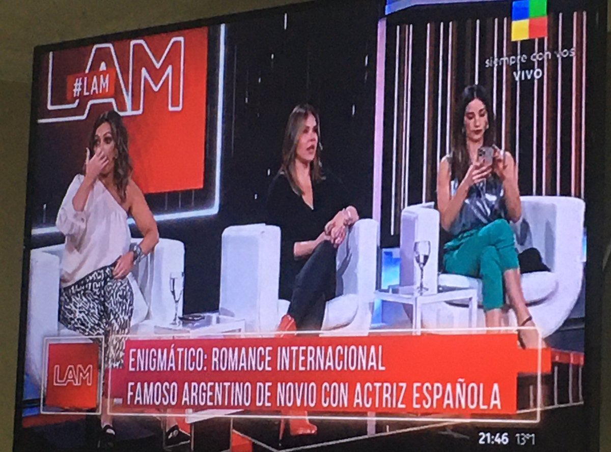 valentinardrguz's tweet photo. ESTAN HABLANDO DE CAROL O QUE ONDA AYUDAAAAA !!! ENCIMA DICEN ANDA EN UNA PLAYA Y COSAS ASI https://t.co/QS0IN9LMD0