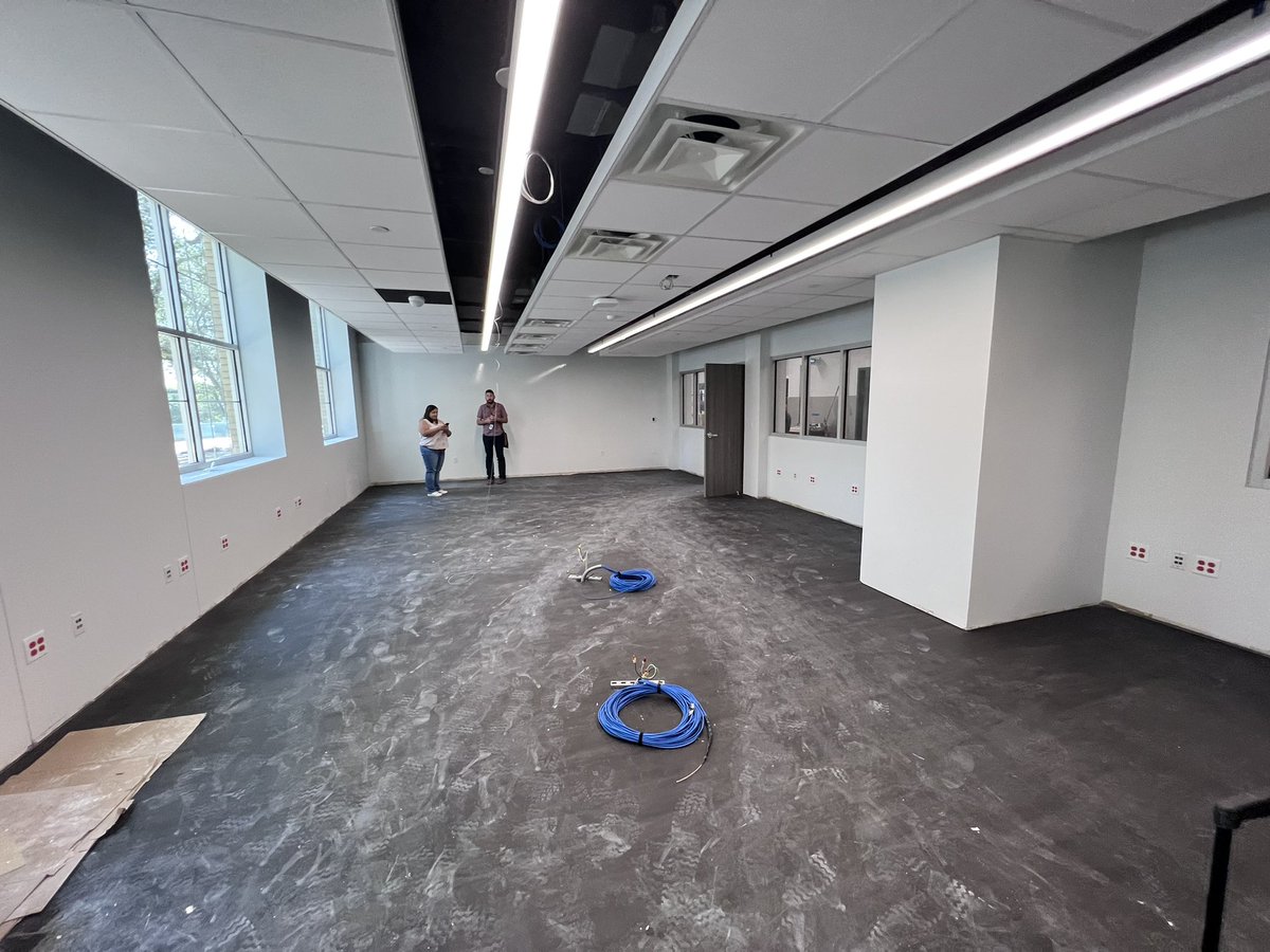 MsMacedoClass's tweet image. I can’t wait to move in and decorate! 😍 Thankful for this brand new class to serve our students in! #cfbproud #eaglesrising