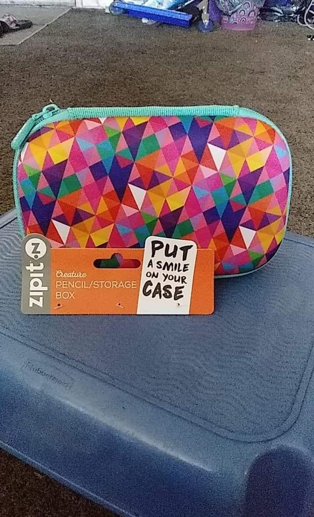 PyroHana's tweet image. Thanks #ZIPIT for the cute pencil case that went to my little cousin. It's so cute, makes me want one for myself. You can purchase this through: 

target.com/p/geo-shape-pe…