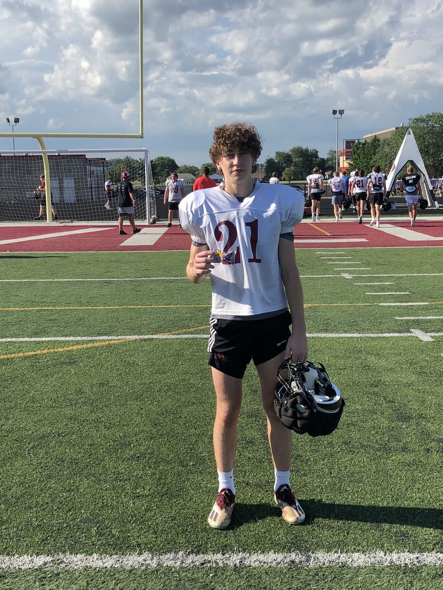 <a href="/ethanwalls_/">Ethan Walls</a> took care of business in the classroom, on the practice field and helped our youth campers get better tonight. DB Practice Player of the Day well earned.
#21Miles #Dare2BeGreat #RingPop
