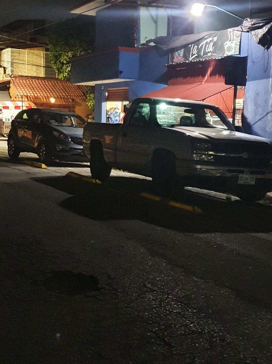 🔺I 📷

Sobre la ciclovía en calle 21 de marzo col 5 señores, justo donde se encuentra un letrero de NO ESTACIONARSE.

#CulturaVial <a href="/SEMOVI_GobOax/">Secretaría de Movilidad</a> <a href="/TransitoyMovOax/">Movilidad - Oaxaca de Juárez</a> <a href="/PolVial_GobOax/">Policía Vial Estatal</a> #NoMasMuertesViales #NomasTantito #respetoalespacio #mascicloviasparaoaxaca #LeyMovilidadSegura
