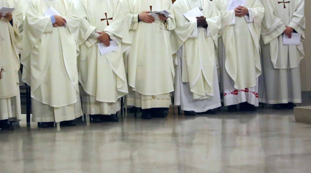 La Comisión Episcopal de Clero, Seminarios, Vocaciones y Diaconado Permanente de la <a href="/CEVmedios/">Conferencia Episcopal Venezolana CEV</a> confiesa, en una carta publicada este miércoles, que "algunos hermanos en el sacerdocio no han dado buenos frutos en el servicio".
reportecatolicolaico.com/2022/07/14/car…