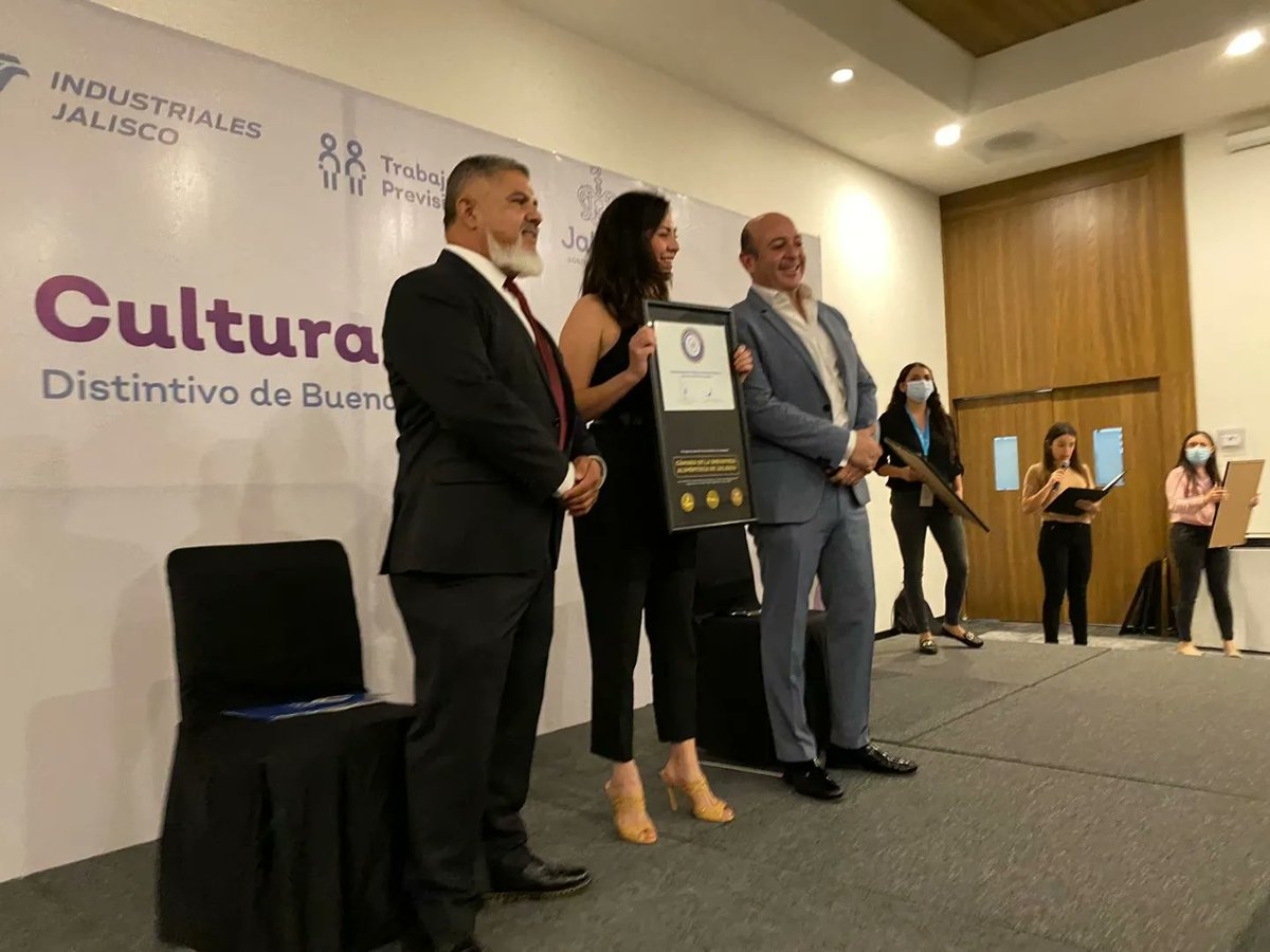 Hoy reconocemos la labor de la Cámara Alimenticia, del CCIAS, de la CANAGRAF, CANAIVE, el CCJEJ, CRIREG, CANAINMA, CANACAR y el CCPGJpor sus empresas distinguidas esta tarde.