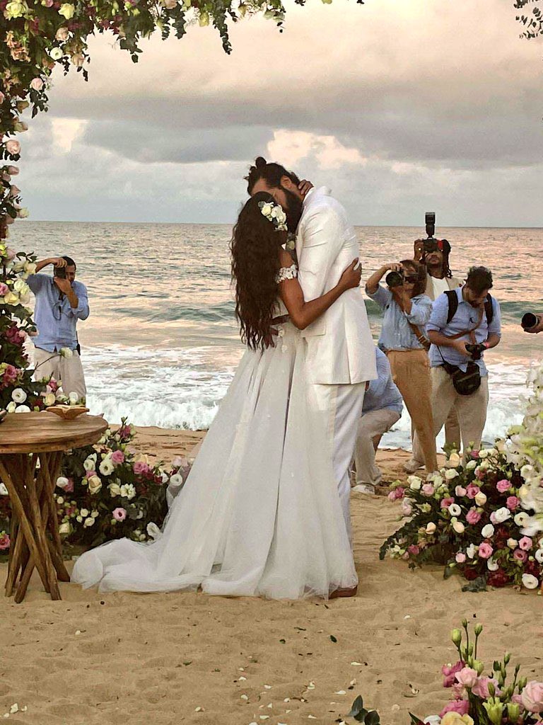 ComplexSports's tweet photo. Derrick Rose taking photos for Joakim Noah’s wedding is wholesome 

(via @Howsito) https://t.co/1vVkjxvx6u
