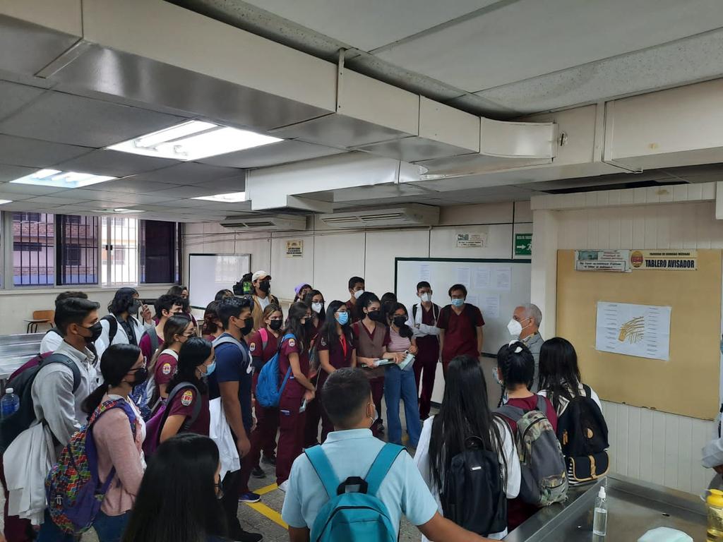 DFCM20182024's tweet photo. Hoy recibimos a estudiantes de anatomía de la carrera de medicina, nuestro primer acercamiento con ellos por ser su primer día de clases, valoramos medidas de bioseguridad y despejamos dudas sobre sus asignaturas. https://t.co/s8jp1iLbk5