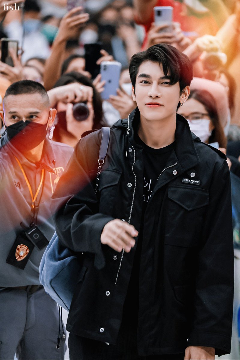 Youre in two different countries away from your loved ones,i hope you get to spend the best time there but dont forget to take care of your health na, may you be shielded from any harm 🙏🏻 get well soon <a href="/MSuppasit/">mewsuppasit</a> and take care <a href="/gulfkanawut/">gulfkanawut</a> ILYSM🤍 #คิดถึงมิวกลัฟให้มองท้องฟ้า