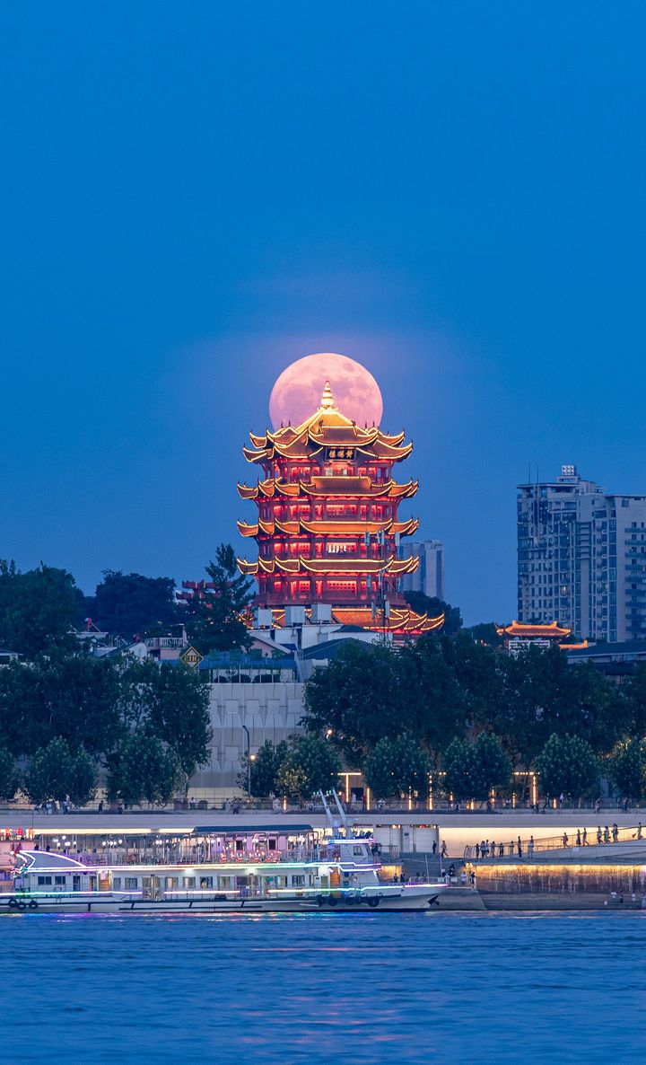 PDChina's tweet photo. A “Supermoon” appeared in the night sky across the world on Wednesday, which is also the “biggest supermoon” this year. Why does the full moon show up in different sizes? What exactly is a “Supermoon”? For more read this: https://t.co/WXywAK5XkO #CodeofNature https://t.co/ee9ES3Hrqo