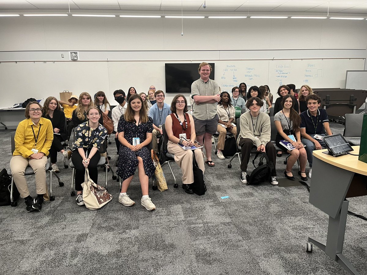 Ms_vanB's tweet photo. Loved getting to see a former @WJMC_Mason correspondent from 2017 all grown up, post-grad, and talking about his reporting experiences with the next gen of WJMC. @BlueCrewWJMC #wjmc22 #bluecrewwjmc 💙 https://t.co/cnsYvIgtiv