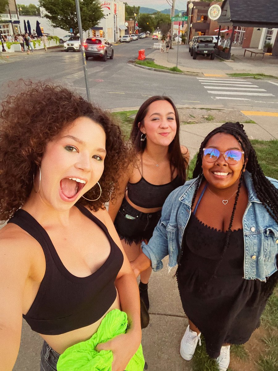 my jaw is on the floor because I truly love meeting y’all, whenever I’m out and about! 💓💓💓 day = made. thanks for saying hi!!!