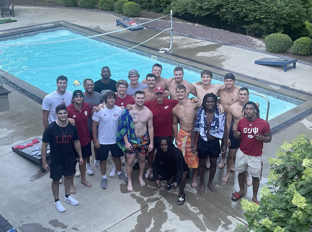 Another Awesome Night with our Players!!! Loved having the LB’ers and TE’s at the House for a Great Time Together!!! #LEO #BUILD