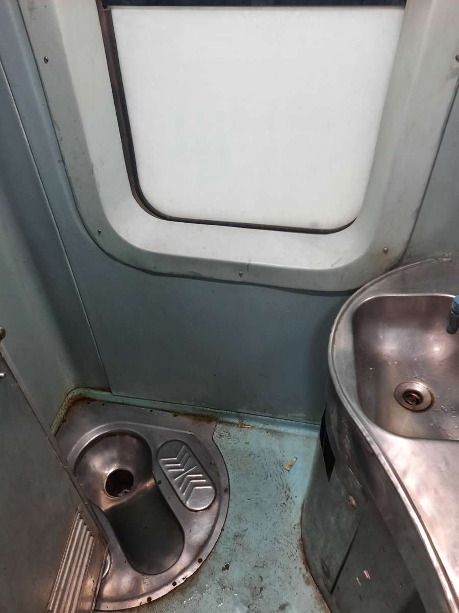 OfficialAnjli's tweet photo. @RailMinIndia @AshwiniVaishnaw @PMOIndia @narendramodi @IRCTCofficial @indianrailway__ 
Due to missing rubber at window, I Lost my phone which is still inside the train. We made complaint to RPF Amritsar but they couldn't help. I can't bear the loss due to your technical fault https://t.co/FhzQfwR44T