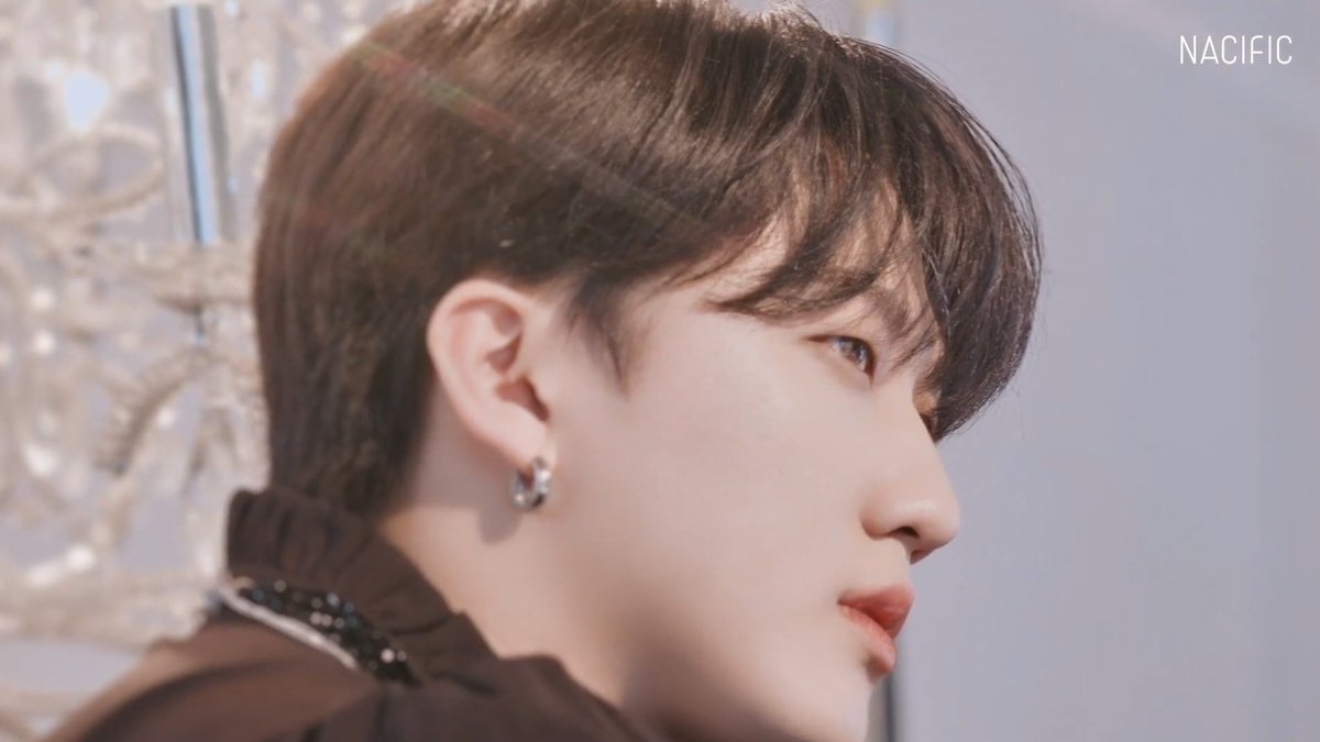 jiniret_skz_zoo's tweet photo. I understand that #Changbin allowed to use his own legendary chandelier for filming. She's gorgeous, of course, but #SeoChangbin is as beautiful as the dawn, charming as the brightest star, which he is without a doubt.#Changbin,I'm yours forever❣️@Stray_Kids #Changbinbestsinger https://t.co/mr0XZVgL1n