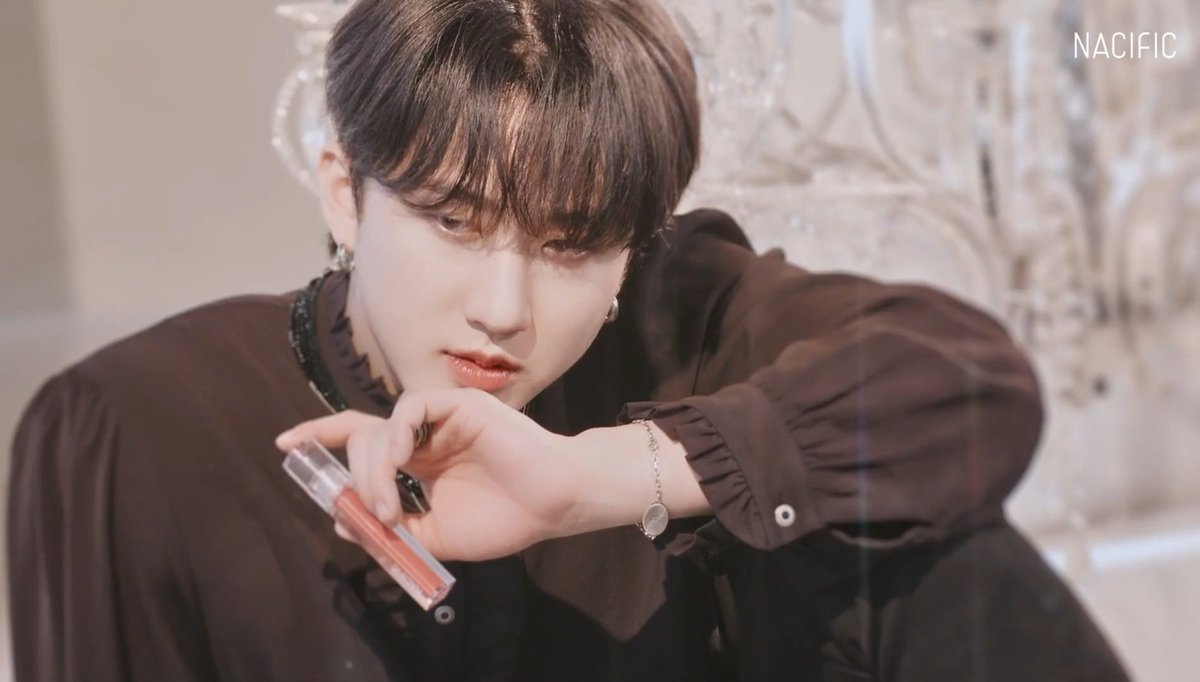 jiniret_skz_zoo's tweet photo. I understand that #Changbin allowed to use his own legendary chandelier for filming. She's gorgeous, of course, but #SeoChangbin is as beautiful as the dawn, charming as the brightest star, which he is without a doubt.#Changbin,I'm yours forever❣️@Stray_Kids #Changbinbestsinger https://t.co/mr0XZVgL1n