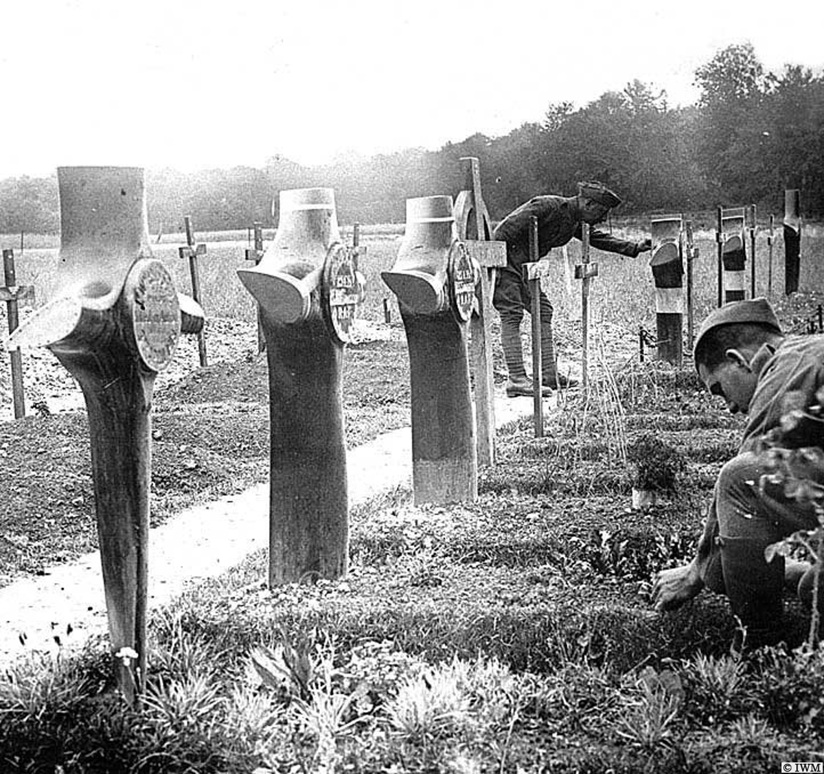 #OTD in 1918, Hesdin, France. Extraordinary headstones, propellers, on field graves of killed airmen. #WW1 #HISTORY