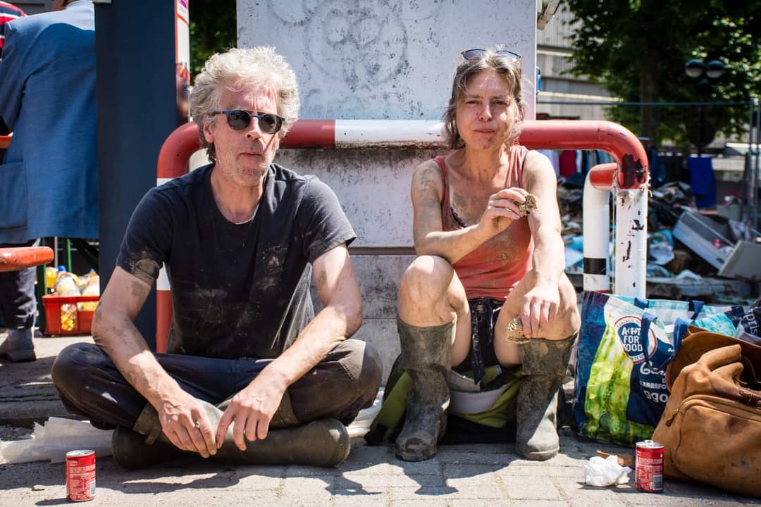 peter_mertens's tweet photo. Waar staat en grote verzekeringsmaatschappijen falen, is er de onderlinge solidariteit. Zelf trok ik vier keer naar Verviers. Ik voelde de ontreddering en rook de mazout. Maar ik zag er ook dat andere België van onderuit, dat België waar mensen elkaar helpen. #SolidariTeams (2/2) https://t.co/EriCOf7m7R