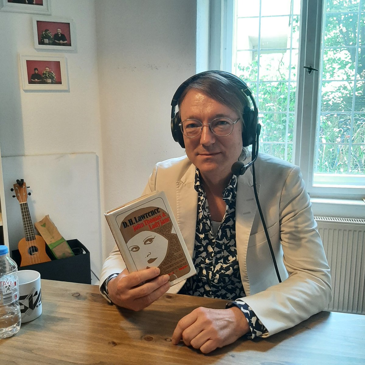 Jochen Distelmeyer war da! Und hat über J.D. Salinger, Joseph Roth, D.H. Lawrence, Eva Strittmatter und andere gesprochen.

Apple apple.co/3nkcQJP
Spotify spoti.fi/32Kchj0

daslesenderanderen.de