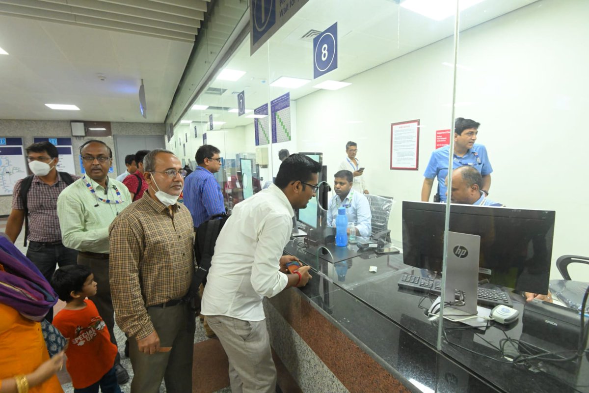 metrorailwaykol's tweet photo. Passengers are purchasing tokens before enjoying a Metro ride from #SealdahStation. #kolkatadiaries #KolkataMetro #Kolkata #Metro #kolkatadiary #kolkatacacophony #kolkatabuzz #RailInfra_Kolkata #Metro4Connectivity #MetroAtSealdah #TransformingKolkata https://t.co/7CoRNbI7ZX