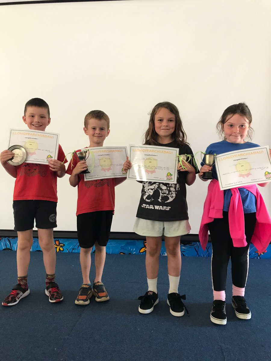 ysgolydderwen's tweet photo. Llongyfarchiadau i'r plant buddugol yma o flynyddoedd Derbyn a Blwyddyn 2 ar eu llwyddiannau yn y meysydd dysgu yn ystod y flwyddyn. #cwpanclod #dan7 https://t.co/fXPNF3MLV3