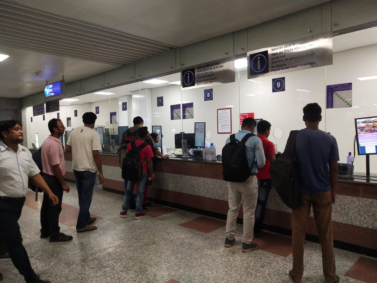 metrorailwaykol's tweet photo. Passengers are purchasing tokens before enjoying a Metro ride from #SealdahStation. #kolkatadiaries #KolkataMetro #Kolkata #Metro #kolkatadiary #kolkatacacophony #kolkatabuzz #RailInfra_Kolkata #Metro4Connectivity #MetroAtSealdah #TransformingKolkata https://t.co/7CoRNbI7ZX