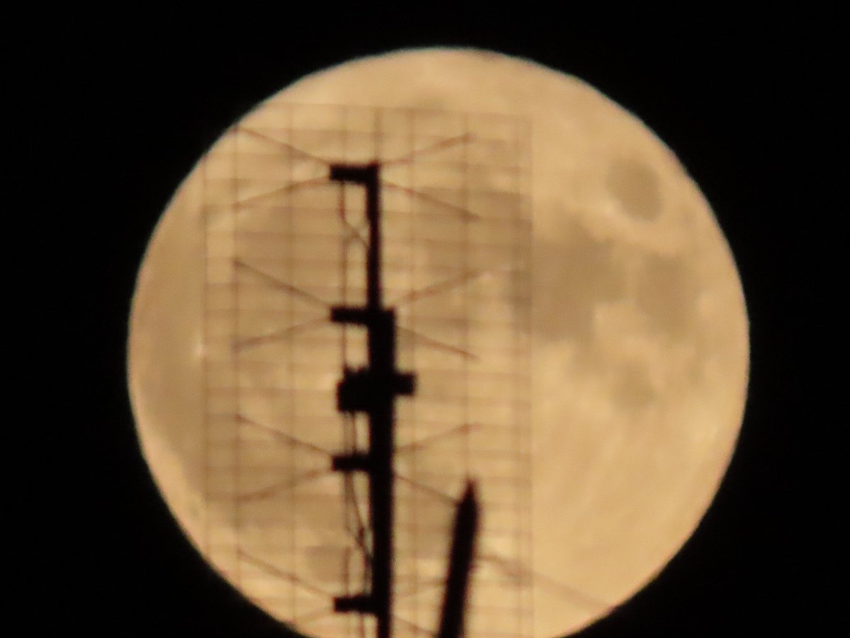 AntoStel's tweet photo. @nikarmelo In realtà nessuno.
Non ho una reflex, né una mirrorless. Solo una normale bridge della #Canon. La SX70.
Sensore modesto ma zoom soddisfacente😊
#supermoon
#superflua
#Roma https://t.co/UN0FHfdSyq