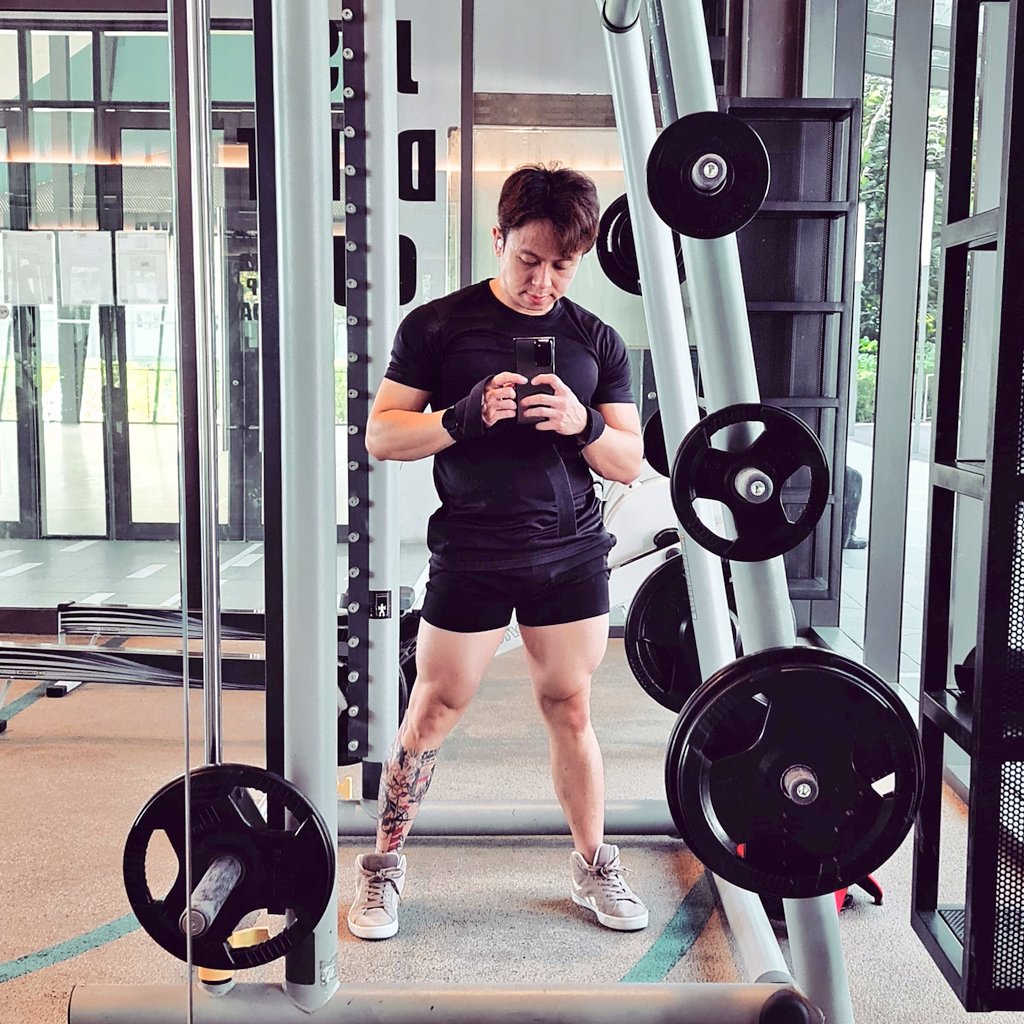 tek_u_UncleJay's tweet photo. I'm not ready to accept getting old yet #officeworker #salaryman #fitnessjourney #fitness https://t.co/ZMwNigoTDa