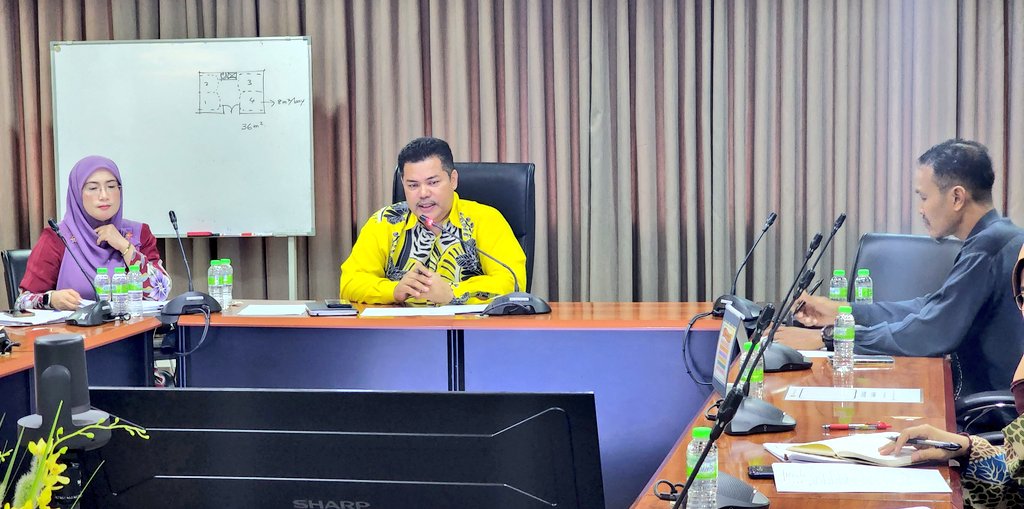 JKRTerengganu's tweet photo. Mesyuarat Pengurusan Tertinggi  Bil 5/2022 di Pengerusikan oleh Tim. Pengarah(P) JKR Trg Ir. Dr. Hasli bin Ibrahim @HasliJKR di Bilik Gerakan Wisma Negeri.
@JKRMalaysia @IrZulkefly @IrMdridzwan @SaigaiSuhaila @rozniazwar @ElizaSufinahJKR @azleenaAmbak @Azha_Mustapha @Siti_sitrus https://t.co/eIrfPgtokI
