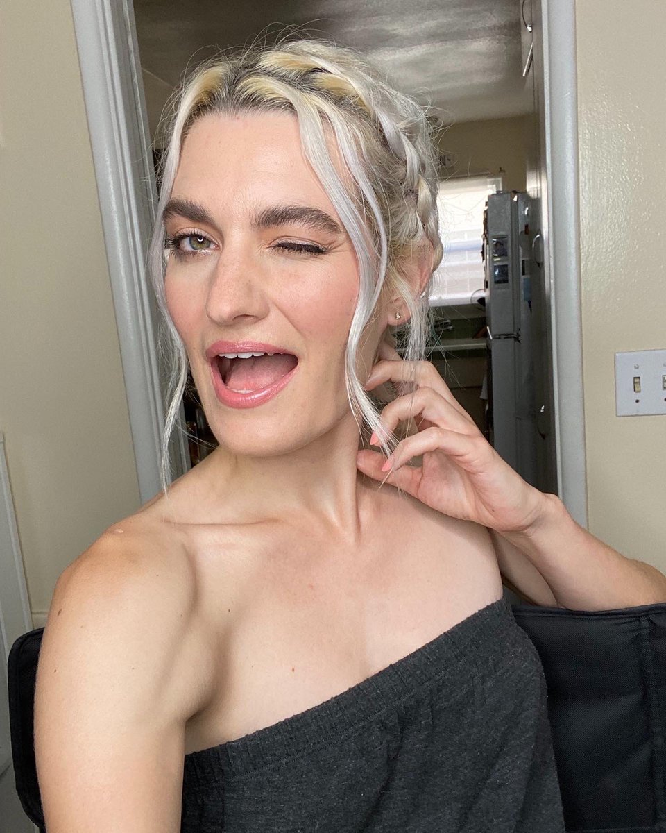 tanyperfect's tweet photo. Red Carpet Makeup on @AndreaMartinaI for #TheGrayMan World Premiere in Los Angeles 🎞

 #makeupbyme #redcarpetmakeup #agbofilms #RussoBrothers #ChrisEvans #RyanGosling #AnaDeArmas #netflix https://t.co/4LcO1WJ0Z6