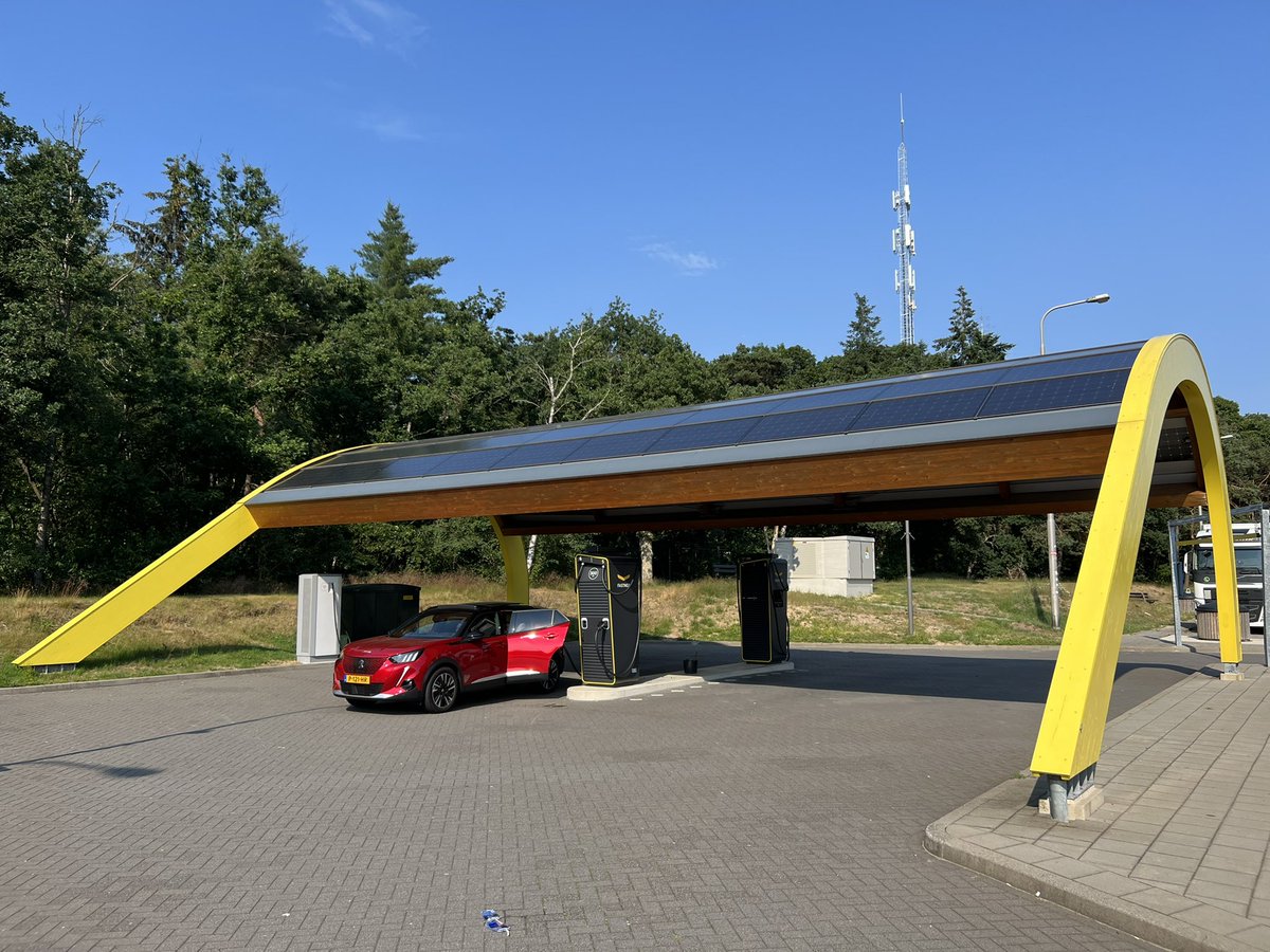 electricfelix's tweet photo. How to keep your 2015(!) fast charging station up to date? By installing some #hyperchargers of course ⚡️⚡️⚡️#fastned #dehucht https://t.co/6exqrvwJFV