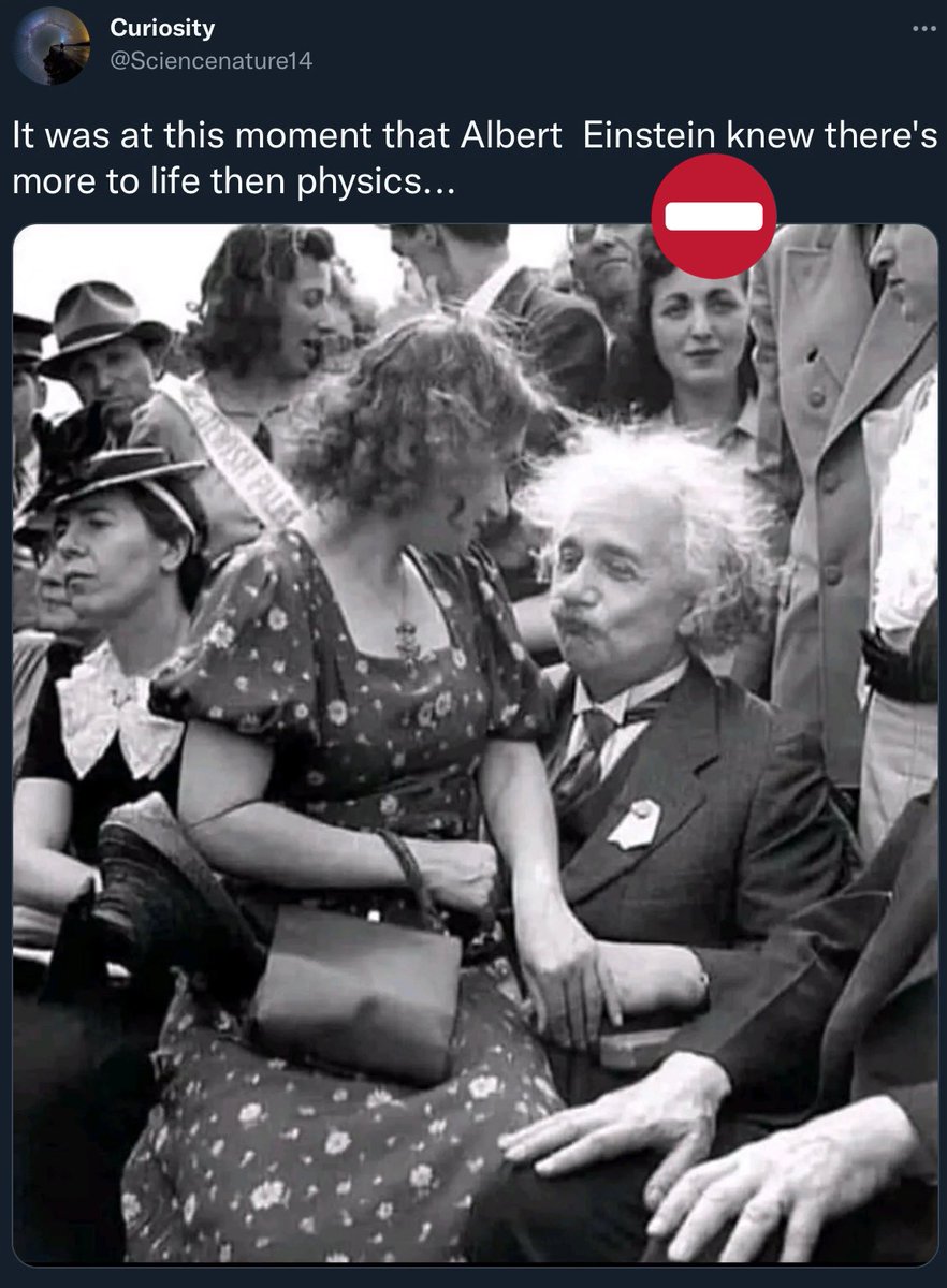 Misleading caption. That’s a photo of Albert Einstein with his daughter on his lap at the opening of the Jewish Pavillion at the World's Fair in Flushing Meadows in Queens, 1939. Source: https://t.co/zVxcRYnzjV https://t.co/eMu22w0kAP