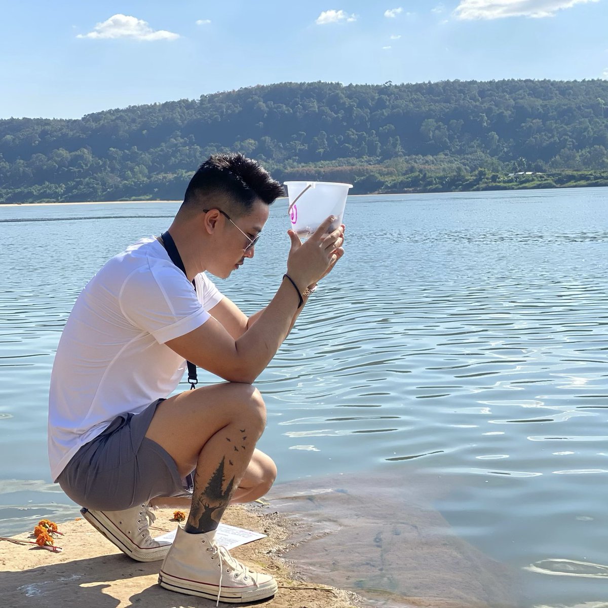 ຄວາມສຸກຂອງແຕ່ລະຄົນມັນບໍຄືກັນ 
ຖ້າເຮັດໄປແລ້ວບໍເດືອດຮ້ອນໃຜກໍເຮັດໂລດ
ຊີວິດຄົນເຮົາມັນສັ້ນ ຈັກຊິໄປມື້ໃດບໍຮູ້
ຊະນັ້ນຢ່າ care ຄົນມາວິຈານ
ເພາະເຂົາບໍໄດ້ຫາໃຫເຮົາກິນ

ປັນຫາຢູ່ທີ່ປາກເຂົາ ບໍແມ່ນຊີວິດເຮົາ!!!