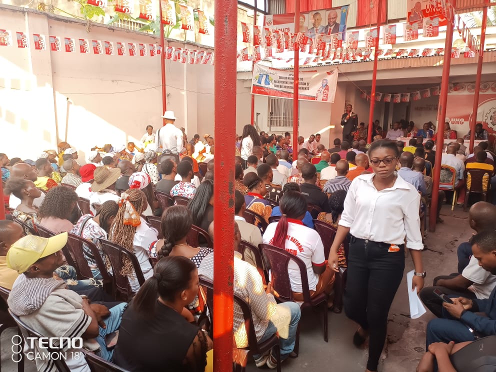SeleYemba's tweet photo. Mercredi 13 juillet 2022 au siège national de l'@uncrdc la coutume était respectée. La Coordination Nationale du Recrutement, Implantation et suivi des Nouveaux Adhérents que dirige l'irréductible #JosephPapyOkata était au rendez-vous. Courage les gars. https://t.co/Ax7z1KEf3v