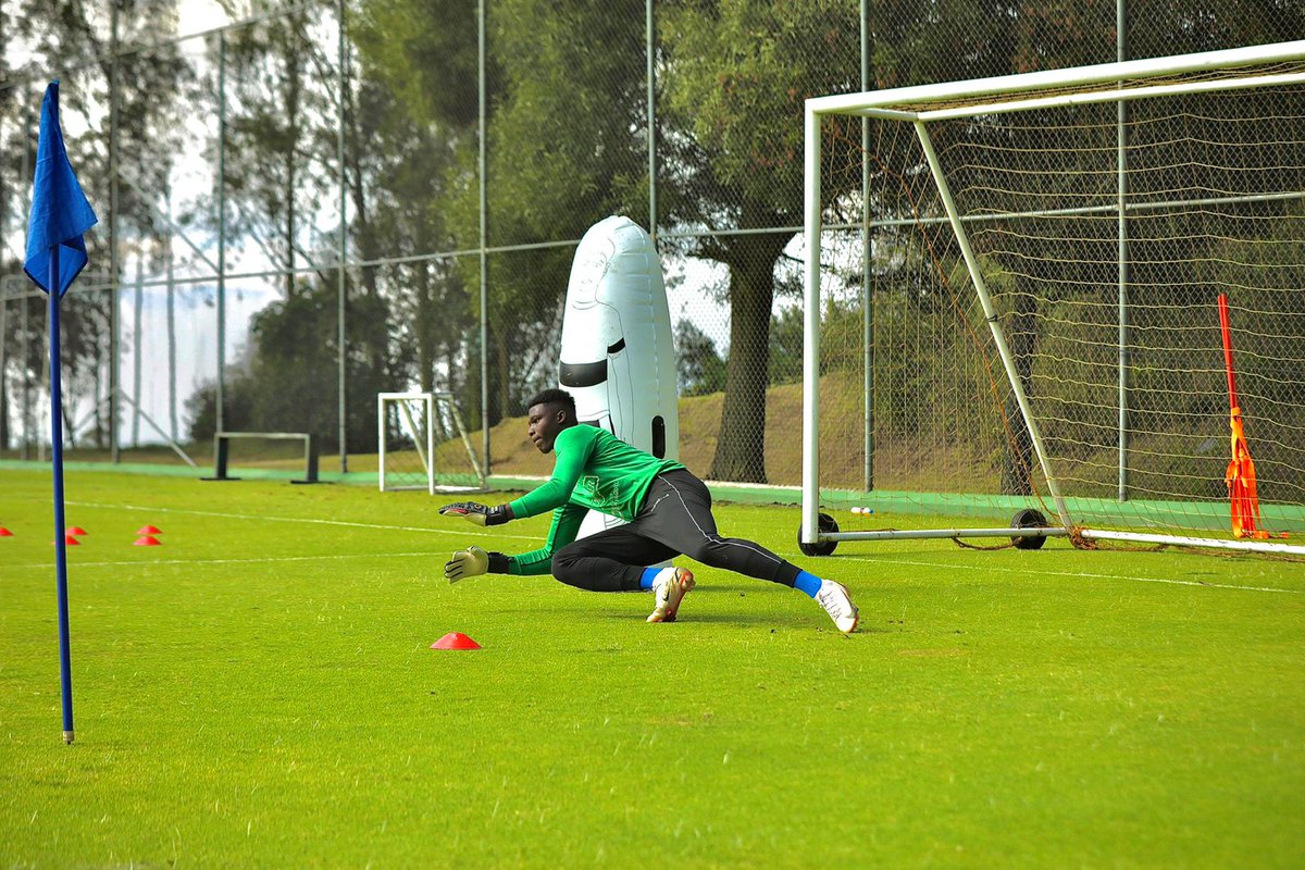 JosueNarvaez's tweet photo. Gilmar Napa (19), finalizó el microciclo con la selección del Ecuador🇪🇨 sub 20; luego de tres días de entrenamientos bajo la conducción del Dt. Jimmy Bran y Robinson Sánchez (P.A.) 

Napa, mañana se une a los entrenamientos de #OrenseSC previo al partido del sábado ante #CDMacará https://t.co/UN0cWAPkCP