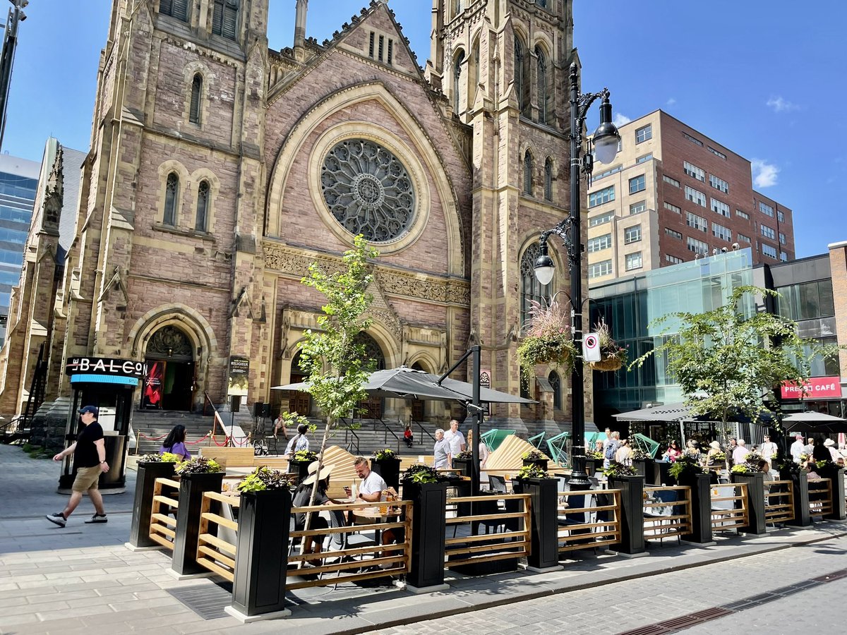 BrentToderian's tweet image. If your city isn’t embracing the PERMANENT post-pandemic transformation of streets as places for outdoor seating &amp;amp; cafes (aka #Streeteries) then your city hasn’t yet learned one of the most important lessons for better streets &amp;amp; cities. Montreal is a city that REALLY understands.