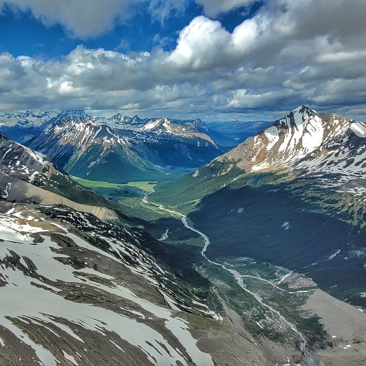 NorthrnLati2des's tweet photo. Mount Robson area from the air thanks to @robsonhelimagic and pilot Sofie. Spectacular. #travelswithBill #northernlatitudes https://t.co/QI1hFbNkOe