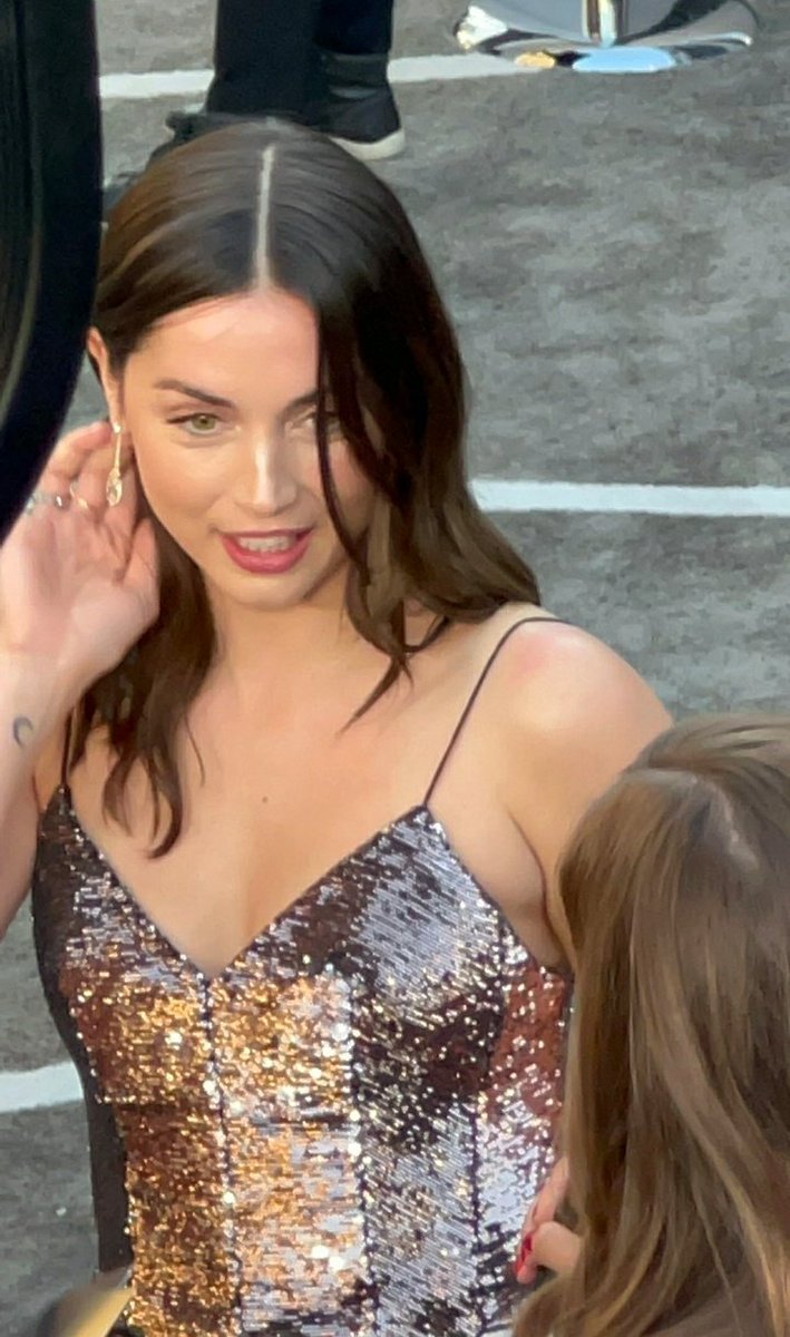 Ana de Armas siendo entrevistada durante la premiere de #TheGrayMan en Los Angeles