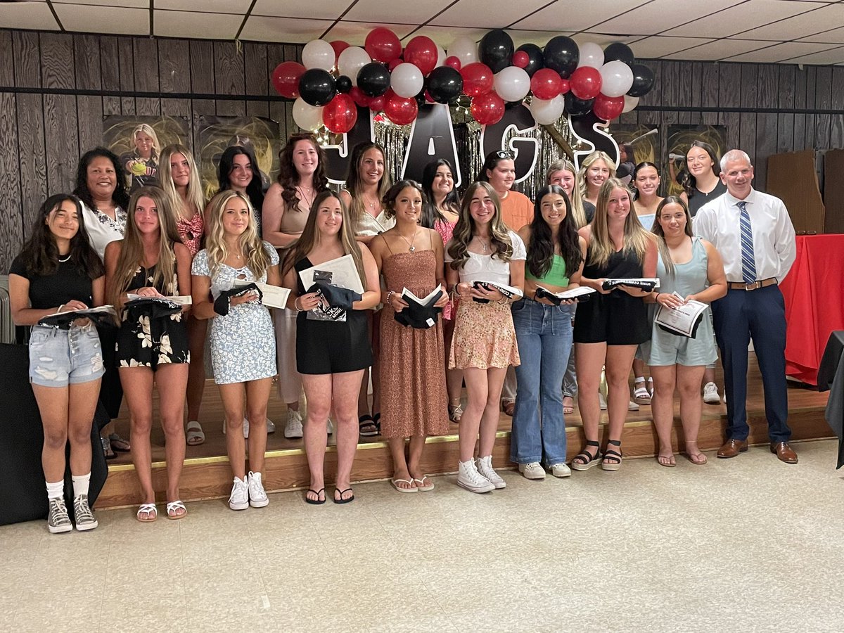 JMHSJagSoftball's tweet photo. Celebrating Jags Softball at our banquet tonight. Love this group of girls🥎❤️ https://t.co/T8cxon4i8T