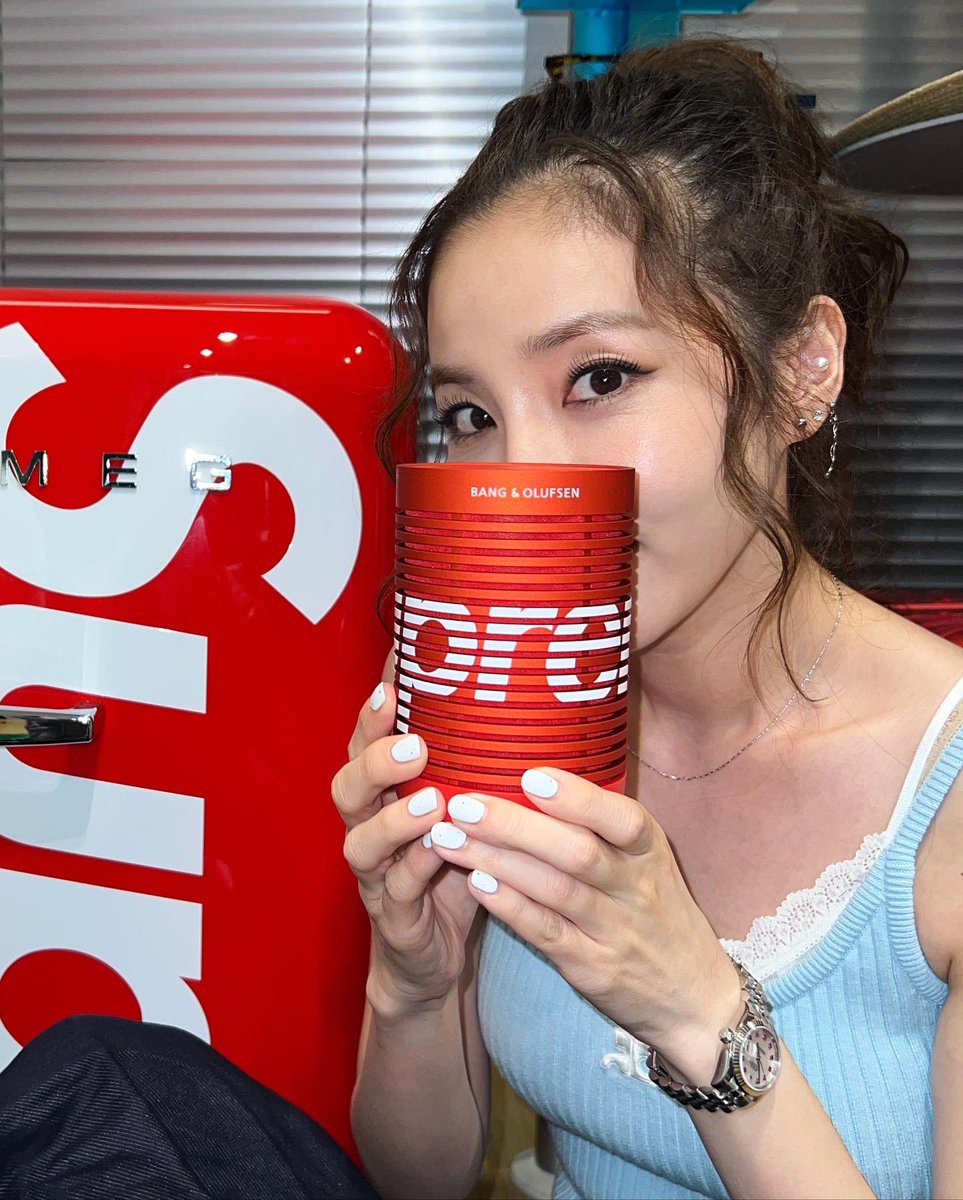 krungy21's tweet photo. 웰컴 투 다라하우스😍👋🏻 두근거리는 speakers boom boom~!!! 🔥 #BangOlufsen #BeosoundExplore #뱅앤올룹슨 #베오사운드익스플로어 https://t.co/4rDzan03kq